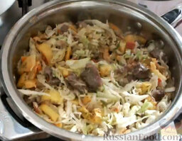 Говядина с овощами: Посыпать хмели-сунели. Закрыть крышкой и тушить говядину с овощами 10 минут.