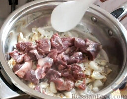 Говядина с овощами: Мясо нарезать кусочками, добавить в сковороду с луком. Перемешать. Накрыть крышкой и тушить на слабом огне 10 минут.