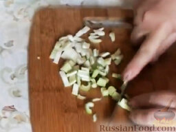 Говядина с овощами: Сельдерей вымыть и нарезать небольшими кусочками.