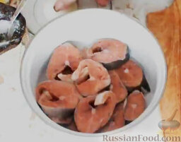 Праздничная горбуша: Переложить кусочки рыбы в посуду для маринования.
