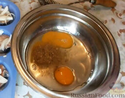 Праздничная горбуша: В миску вбить яйца. Добавить специи и соль. Взбить до однородности.