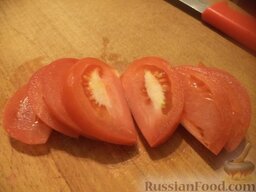 Закуска из печени "Друзья навеки": Помыть и нарезать помидор дольками.