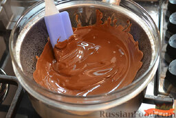Шоколадный рулет со сливочным кремом: Как приготовить шоколадный рулет с кремом:    Растопить шоколад на водяной бане. Пока мы будем готовить крем, он остынет.