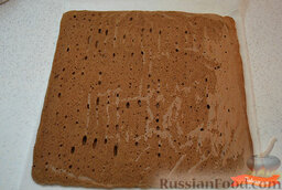 Шоколадный рулет со сливочным кремом: Вынимаем бисквитный корж из духовки и оставляем на противне на 10 минут.