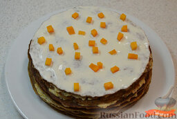 Печеночный торт с тыквой: Верхний корж смазать сметаной, посыпать кубиками тыквы. Печеночный торт с тыквой готов.