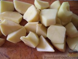 Гороховый суп с малосольными огурцами: Почистить и помыть картофель, нарезать кубиками.