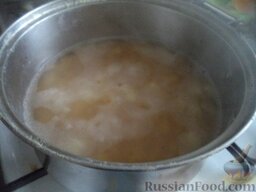 Гороховый суп с малосольными огурцами: К гороху добавить картофель. Варить все вместе на небольшом огне 15-20 минут.