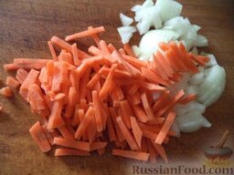 Гороховый суп с малосольными огурцами: Почистить и помыть лук и морковь. Морковь натереть на крупной терке. Лук порезать кубиками.