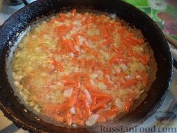Гороховый суп с малосольными огурцами: Разогреть сковороду, налить растительное масло. В горячее масло выложить лук и морковь. Тушить на среднем огне, помешивая, 2-3 минуты.