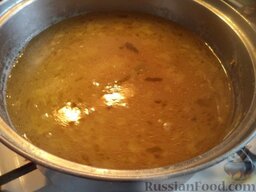 Гороховый суп с малосольными огурцами: В кастрюлю выложить зажарку, посолить, поперчить.