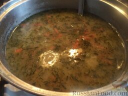 Гороховый суп с малосольными огурцами: Варить гороховый суп еще 5-7 минут под крышкой на самом маленьком огне.   Помыть и нарезать укроп. Добавить в суп, довести до кипения и снять гороховый суп с огня. Гороховый суп с малосольными огурцами готов.
