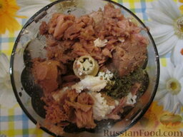 Закуска из тунца и сыра "Стаканчики"-2: В блендере соединить кусочки тунца (предварительно слить масло) и сыры.