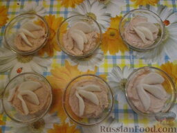 Закуска из тунца и сыра "Стаканчики"-2: Украсить кружочками очищенного дайкона или редиски.