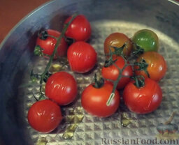 Яичница-глазунья с грибами и печеными помидорами: Помидоры выложить в форму для запекания. Полить оливковым маслом (1-2 ст. ложки).