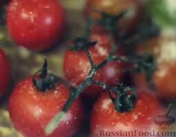 Яичница-глазунья с грибами и печеными помидорами: Посолить.