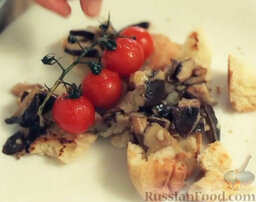 Яичница-глазунья с грибами и печеными помидорами: Сверху выложить грибы, на грибы - яйцо. Рядом аккуратно положить веточку помидоров. Украсить блюдо веточкой петрушки.