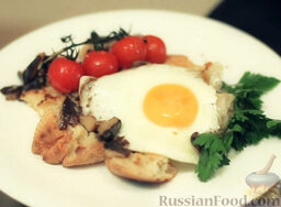 Яичница-глазунья с грибами и печеными помидорами: Приятного аппетита!
