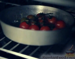 Яичница-глазунья с грибами и печеными помидорами: Разогреть духовку. Запекать помидоры в духовке при температуре 200 градусов 5 минут.