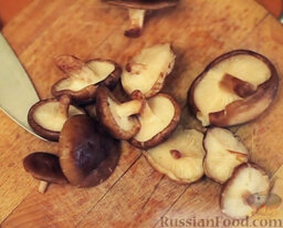 Яичница-глазунья с грибами и печеными помидорами: Грибы вымыть и нарезать.