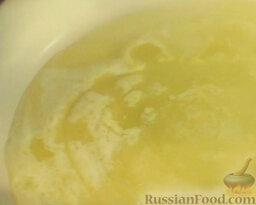 Яичница-глазунья с грибами и печеными помидорами: На сковороде растопить сливочное масло. Добавить оливковое масло (1-2 ст. ложки).