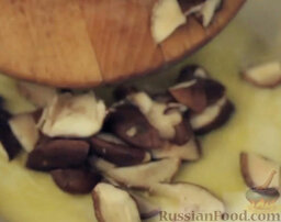 Яичница-глазунья с грибами и печеными помидорами: Выложить грибы, перемешать и обжарить.