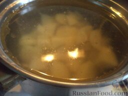 Сырный суп с шампиньонами и сухариками: В кипяток опустить картофель. Варить около 20 минут на небольшом огне.