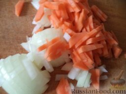 Сырный суп с шампиньонами и сухариками: Лук очистить, помыть, нарезать кубиками. Морковь очистить, помыть, нарезать тонкой соломкой или натереть на терке.