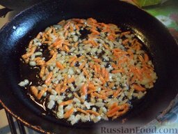 Сырный суп с шампиньонами и сухариками: Разогреть сковороду, выложить кусочек сливочного масла. В разогретое масло выложить лук и морковь. Тушить на среднем огне, помешивая, 2-3 минуты.