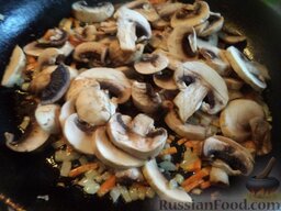 Сырный суп с шампиньонами и сухариками: Добавить грибы в сковороду, тушить все вместе 3-4 минуты.