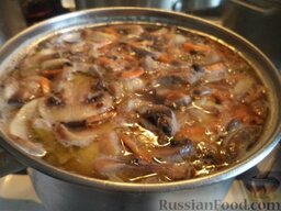 Сырный суп с шампиньонами и сухариками: Выложить зажарку в суп. Посолить.