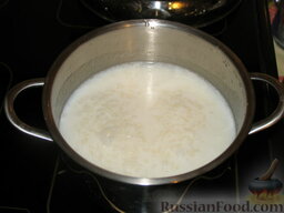Рисовая каша с тыквой: Варим молочную кашу из риса (или другой крупы, например из пшена) любым удобным для вас способом, на плите или в мультиварке. Можно немного подсластить кашу сахаром или фруктозой. Учтите, что тыква сама по себе сладкая, да еще и с медом. Каша должна быть не густая, не жидкая.