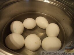 Новогодний салат Оливье "Рукавичка": Яйца выложить в кастрюлю, залить холодной водой. Поставить на огонь и довести до кипения. Варить вкрутую на среднем огне около 10 минут. Воду слить. Залить холодной водой. Остудить.