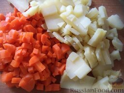 Новогодний салат Оливье "Рукавичка": Морковь и картофель остудить, очистить и нарезать мелкими кубиками.