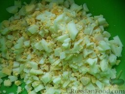 Новогодний салат Оливье "Рукавичка": Яйца очистить, нарезать кубиками.