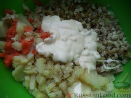Новогодний салат Оливье "Рукавичка": Все ингредиенты выложить в миску. Посолить, поперчить. Добавить майонез.