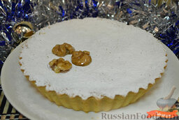 Ореховый пирог: Украсить пирог орехами.   Порезать песочный ореховый пирог на порционные кусочки и подавать к кофе или чаю.   Приятного аппетита!
