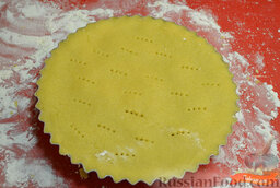 Ореховый пирог: Раскатать меньшую часть теста в пласт толщиной 4 мм. Накрыть начинку, прижать края теста, убрать обрезки теста. Проколоть вилкой пирог. Поставить на 30 минут в холодильник.