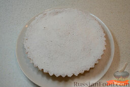 Ореховый пирог: Вынуть пирог и оставить на 10 минут в форме. Накрыть форму тарелкой, перевернуть пирог 