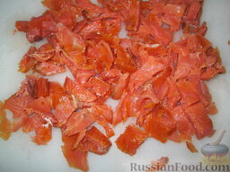 Паста с лососем и икрой: Как приготовить пасту с лососем и икрой:    Копченого лосося нарезать кусочками.