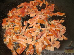 Паста с лососем и икрой: Слегка подрумянить на сливочном масле.