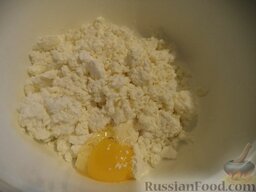 Мамины сырники: В творог добавить яйцо.