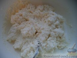Мамины сырники: Тщательно перемешать творог с сахаром, добавить ваниль, корицу и муку.