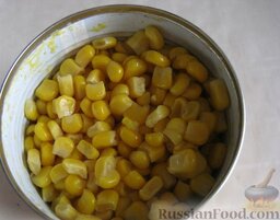 Салат из краснокочанной капусты с крабовыми палочками: Открыть баночку консервированной кукурузы, слить жидкость.