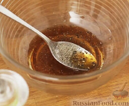 Грибной салат: Для заправки соединить мед, лимонный сок, винный уксус, соль, перец и оливковое масло. Перемешать.