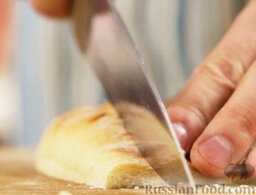 Грибной салат: Хлеб нарезать крупными кубиками.