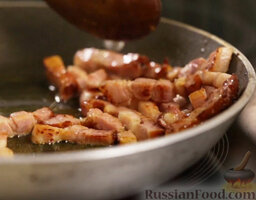 Грибной салат: На сковороде разогреть немного масла. Обжарить бекон до хрустящей корочки. Выложить бекон в миску, дать остыть.