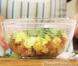 Грибной салат: Рукколу вымыть, обсушить, добавить в салат.  Добавить кедровые орешки.