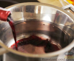 Глинтвейн: Как приготовить глинтвейн:    В кастрюлю с толстым дном вливаем вино. Нагреваем на маленьком огне, не доводя до кипения.