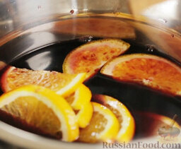 Глинтвейн: Апельсины и лимоны нарезаем дольками, добавляем в вино.