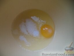 Оладушки на кислом молоке: Как приготовить оладушки на кислом молоке:    В миску вбить яйцо, добавить соль и сахар.